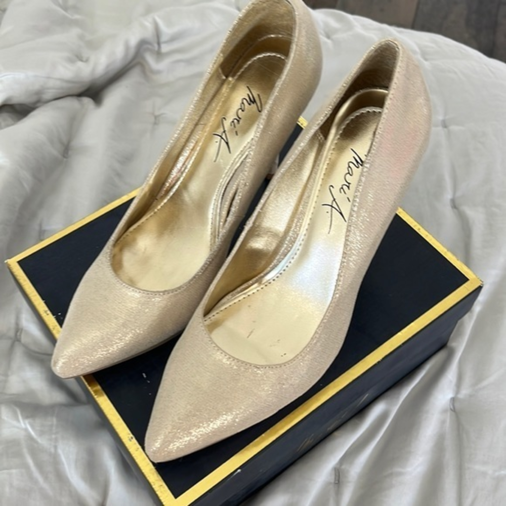 Marie A‎ Ma-gala gold metallic 9 1/2 4” heel